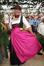 Nika Schottenhamel in eigener Dirndl-Kreation (Foto: Martin Schmitz)